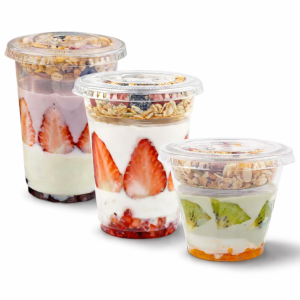 vaso PET con tapa plana, vaso PET descartable, vaso plástico con tapa plana, vaso con tapa plana ciega, vaso con tapa plana perforada, vaso para sorbito, vaso con divisor interno, vaso para yogurt, vaso para postres, vaso para frutas, vaso para toppings, vaso para bebidas frías, vaso PET 300ml, vaso PET 400ml, vaso PET 500ml, envases para yogurt, envases para postres, envases take away, vasos descartables transparentes, envases gastronómicos PET